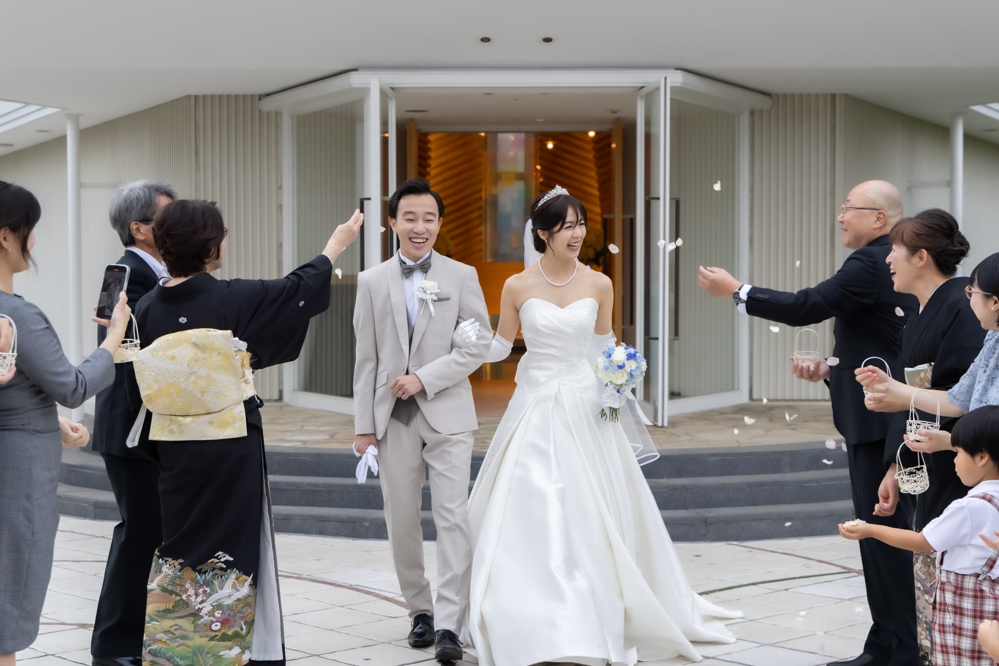 祝福の中で歩き出す、おふたりの新しい一歩